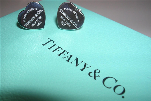 Goldman Lowers Tiffany Rating, Says Sales Problems Here to Stay 